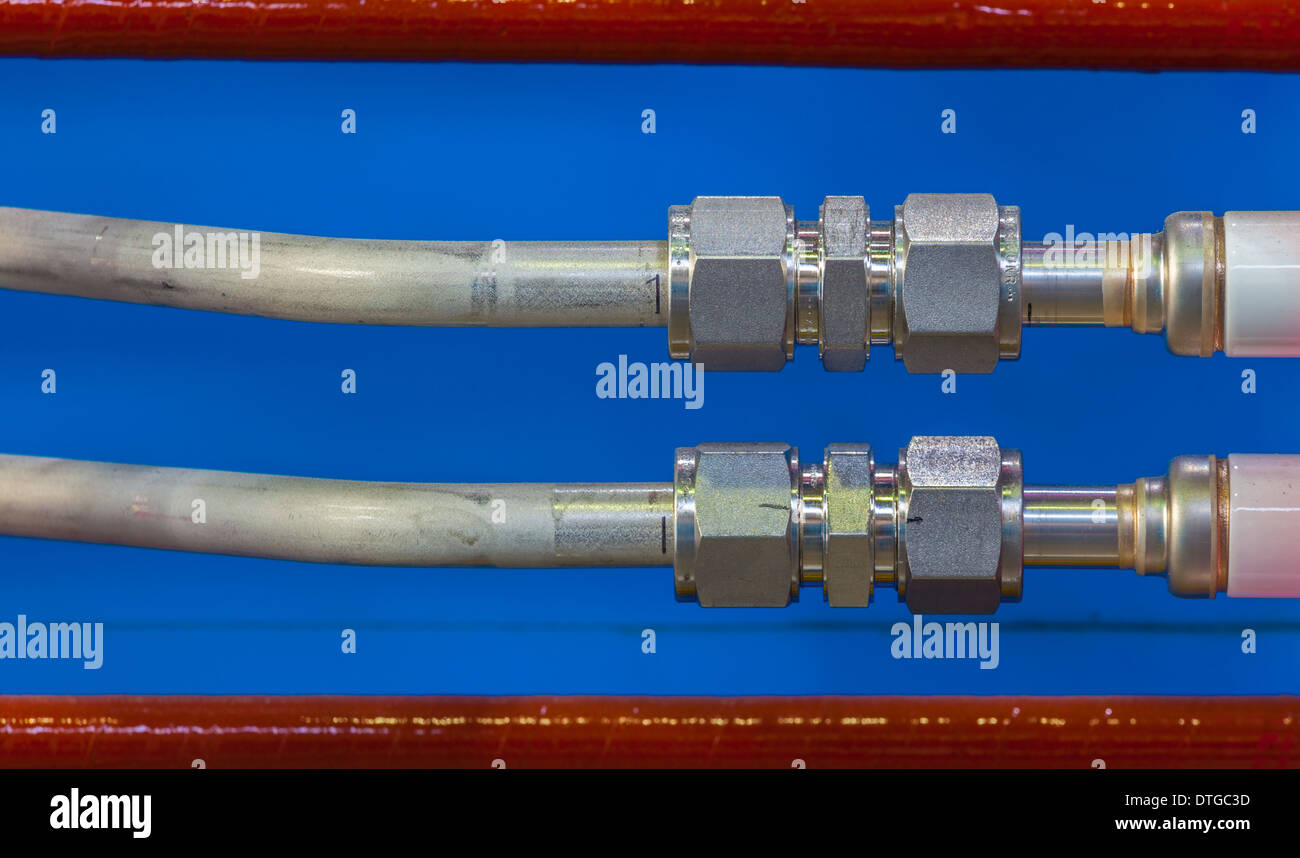 Image abstraite de câbles électriques et de refroidissement de l'eau sur un aimant à un accélérateur de particules Banque D'Images