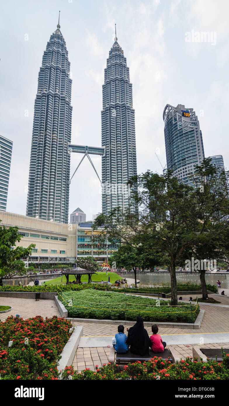 Derrière le parc KLCC Petronas Twin Towers, Kuala Lumpur, Malaisie Banque D'Images