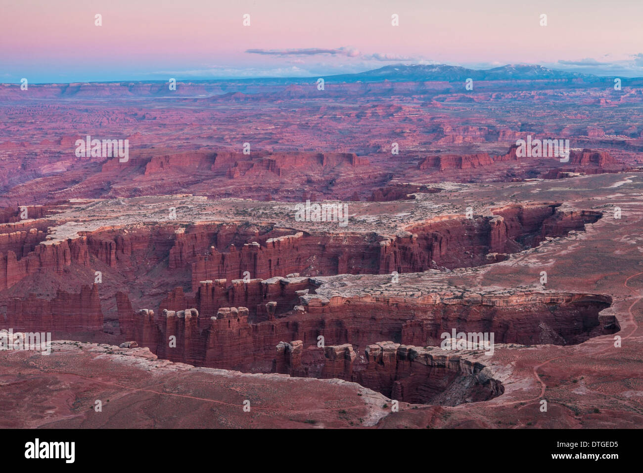 Monument de Grand Bassin donnent sur la vue au crépuscule, Canyonlands National Park, en Utah. Banque D'Images