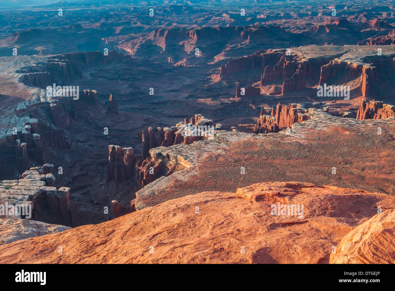 Bassin du monument au lever du soleil du blanc donnent sur Rim, Canyonlands National Park, en Utah. Banque D'Images