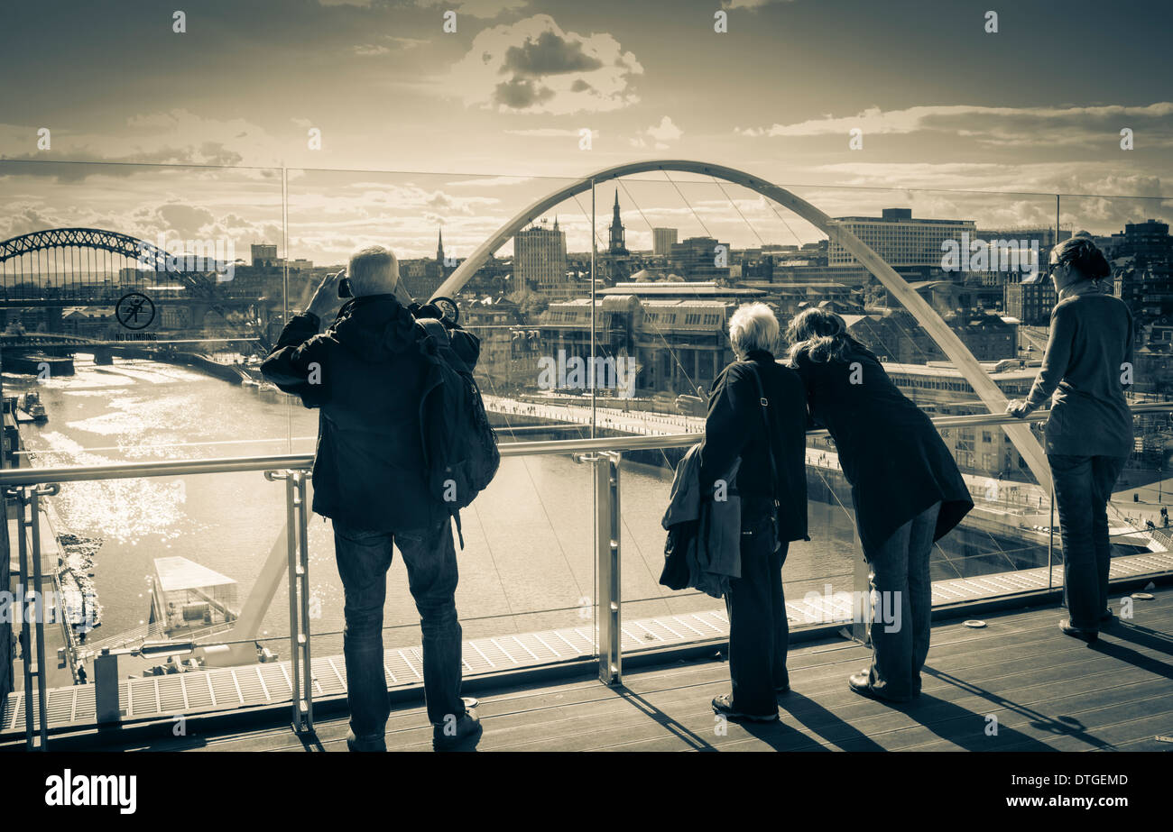 Vue sur la rivière Tyne et les ponts d'afficher dans la galerie Baltic Centre for Contemporary Art, Gateshead, Tyne & Wear. UK Banque D'Images
