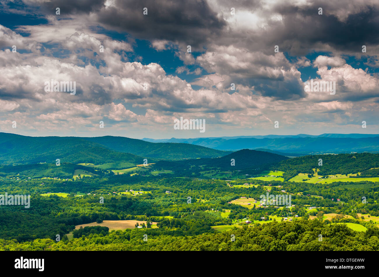 Vue sur la vallée de Shenandoah à partir d'une vue sur le Skyline Drive dans le Parc National Shenandoah, en Virginie. Banque D'Images