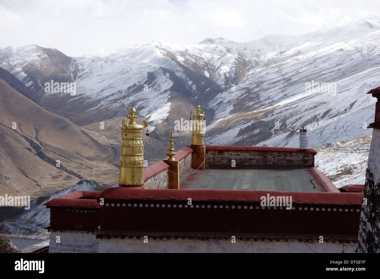 Nouvelle neige au monastère du Tibet Banque D'Images