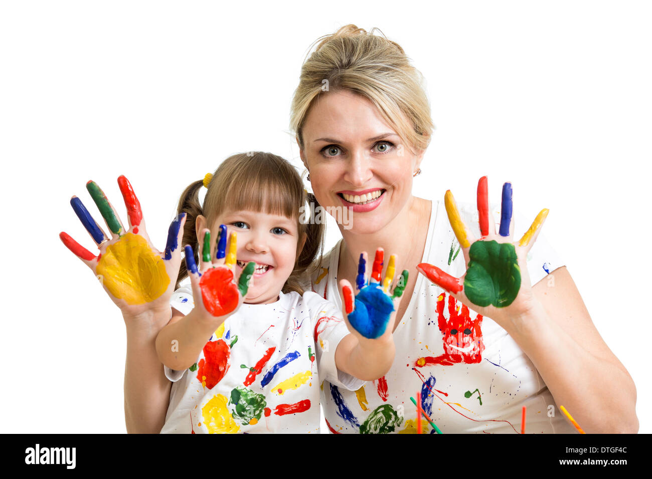 Mère avec enfant montrant peint palms Banque D'Images
