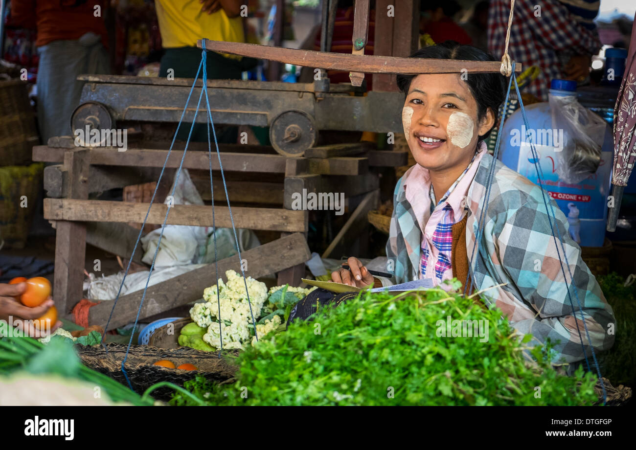 BAGAN, MYANMAR - CIRCA DÉCEMBRE 2013 : femme vendant des légumes sur le marché de Nyaung U près de Bagan au Myanmar Banque D'Images