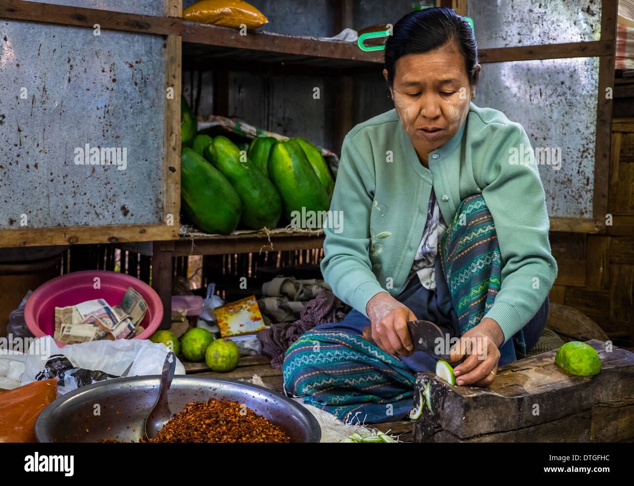 Femme couper des légumes dans le marché de Nyaung U près de Bagan au Myanmar Banque D'Images