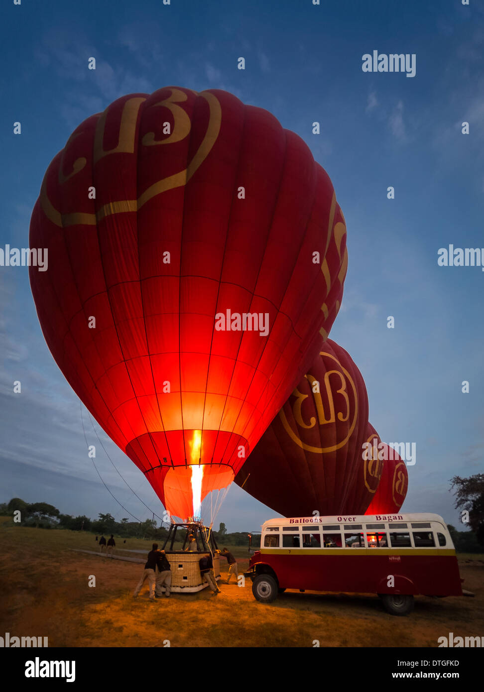 BAGAN, MYANMAR - CIRCA DÉCEMBRE 2013 : Hot air balloons obtenir prêt à voler tôt le matin à Bagan. Banque D'Images