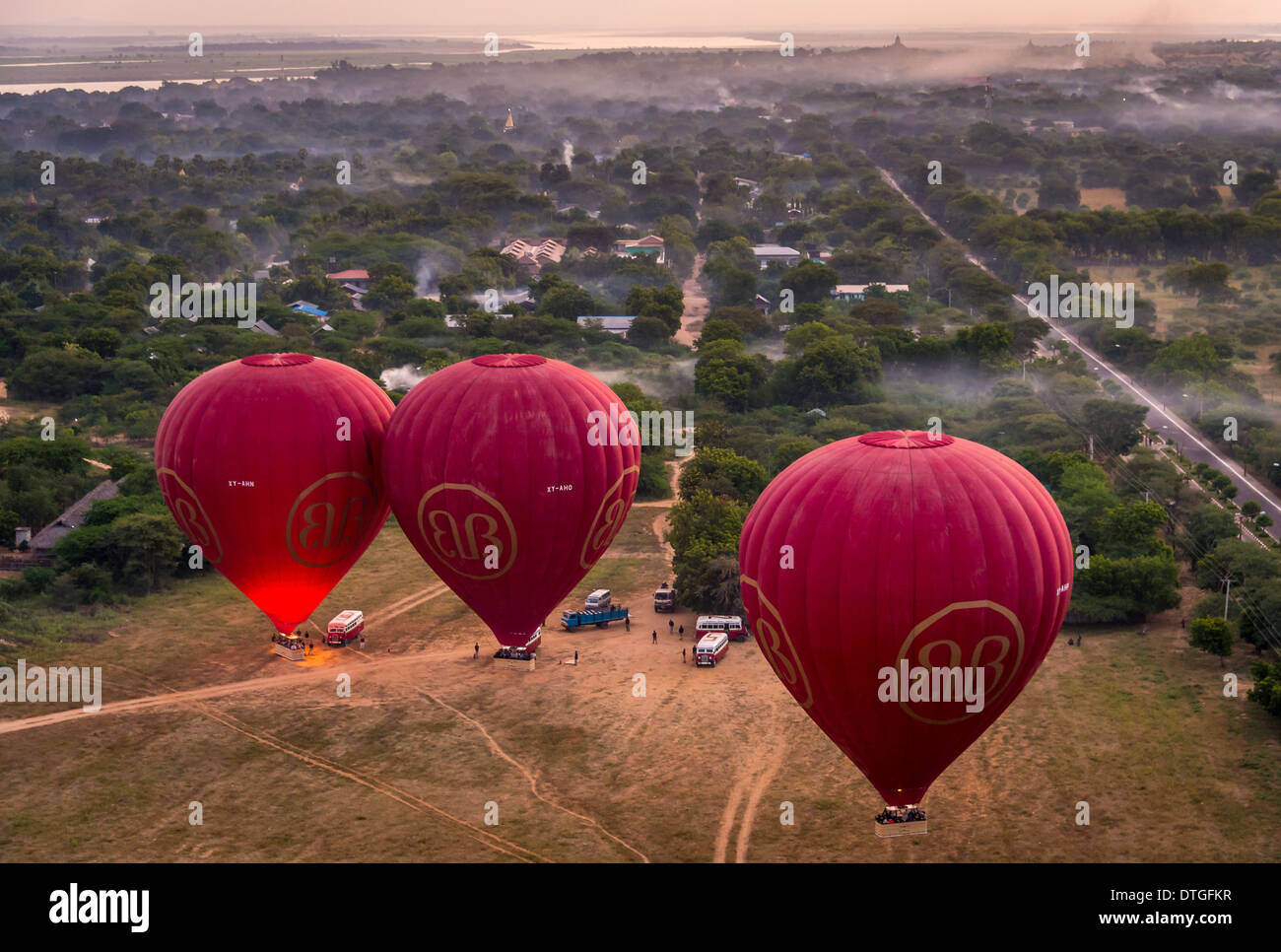 BAGAN, MYANMAR - CIRCA DÉCEMBRE 2013 : Hot air balloons prêt à voler sur la plaine de Bagan au petit matin. Banque D'Images