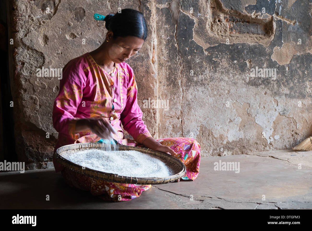 BAGAN, MYANMAR - CIRCA DÉCEMBRE 2013 : femme birmane avec un bol de riz complet ou Banque D'Images