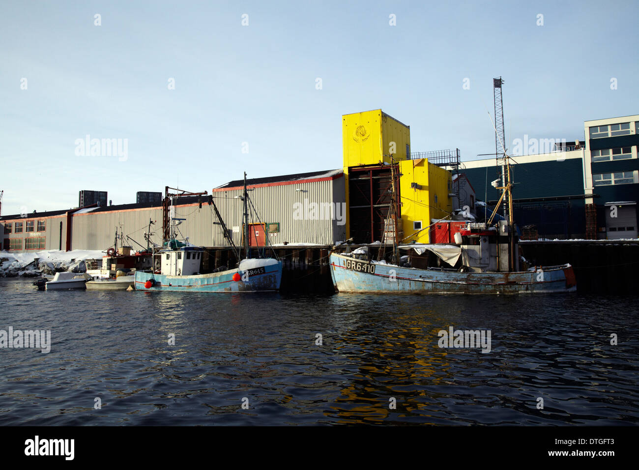 Bateaux de pêche au port de la ville de Nuuk, Groenland Banque D'Images