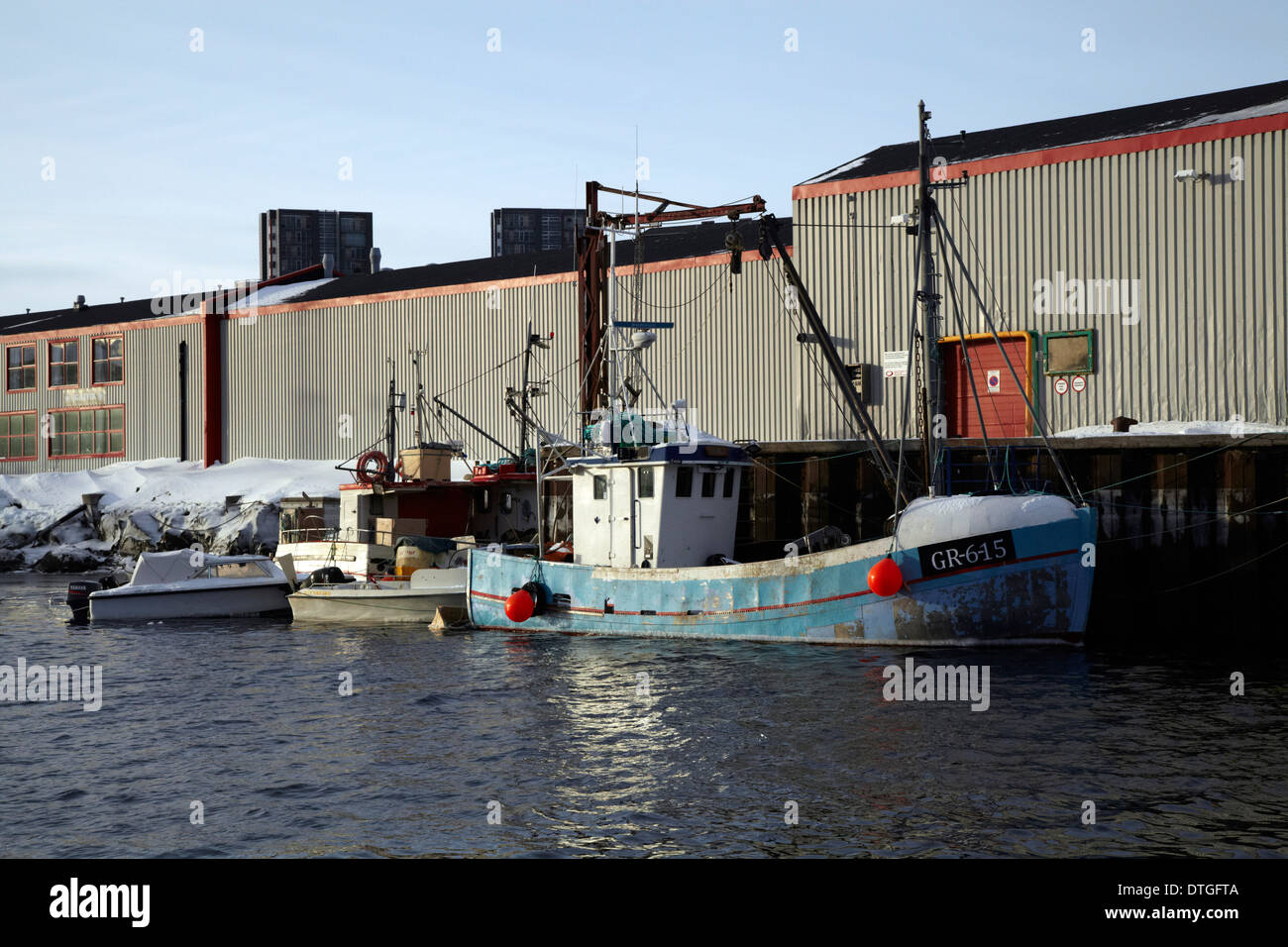 Bateaux de pêche au port de la ville de Nuuk, Groenland Banque D'Images
