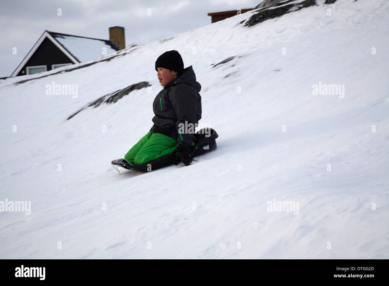 Les enfants jouant sur la glace. Nuuk Groenland Banque D'Images