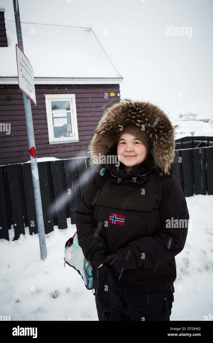 Une jeune fille Inuit en attendant le bus dans le centre de Nuuk. Banque D'Images