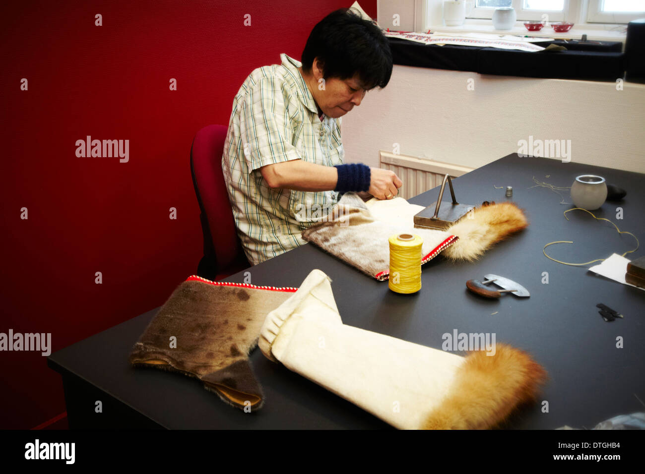 Une femme travaillant dans une usine de kraft à la main Banque D'Images