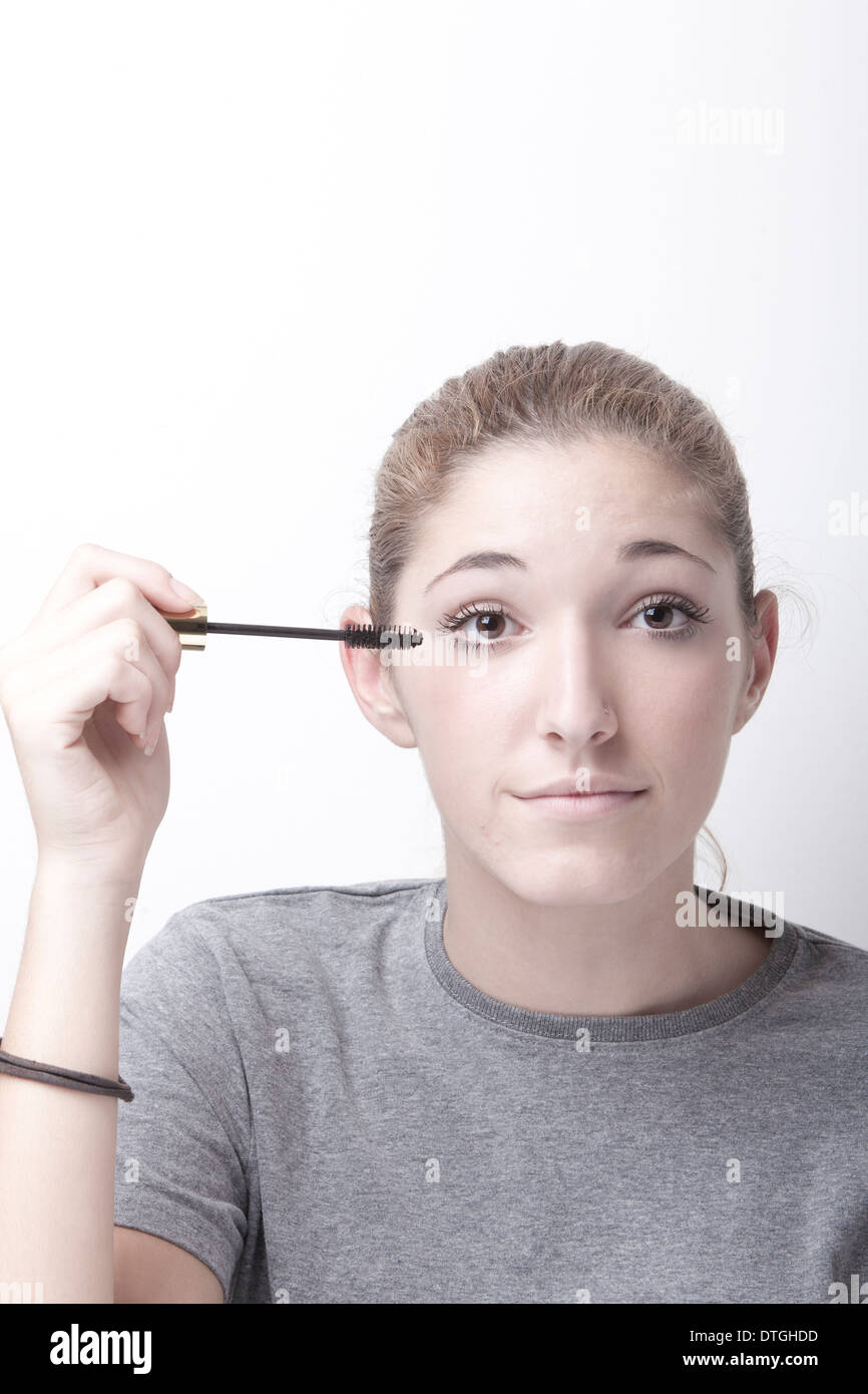Teenage girl applying mascara Banque D'Images