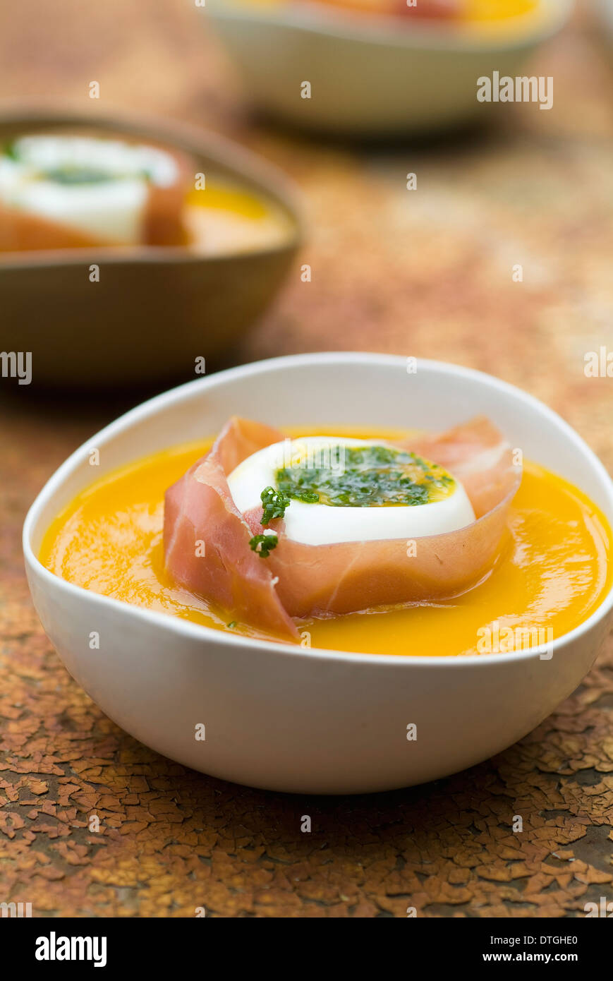 La soupe de potiron avec un oeuf dur et jambon Banque D'Images
