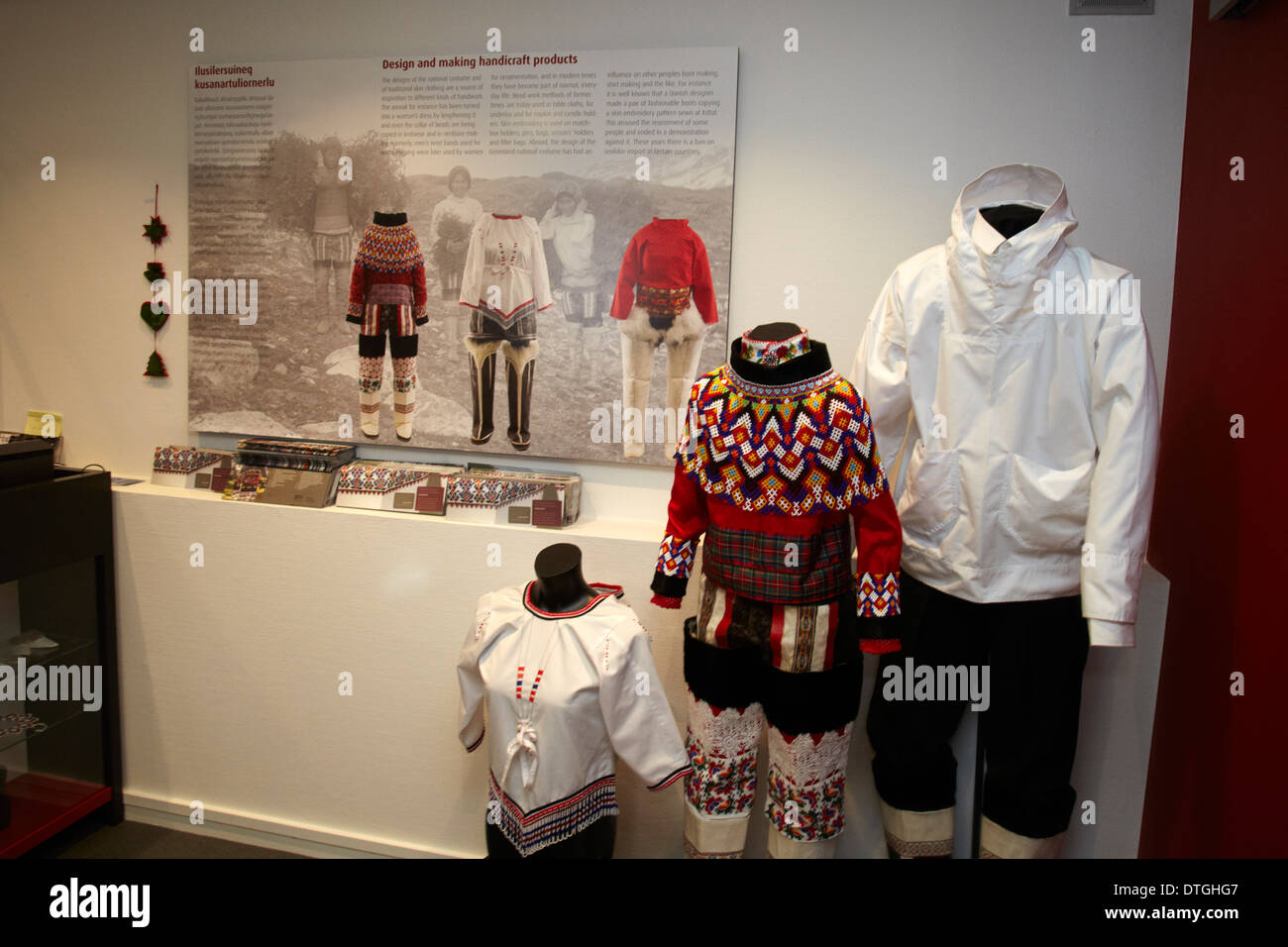 Un stand avec des vêtements groenlandaise dans un atelier de bricolage à Nuuk. Groenland Banque D'Images