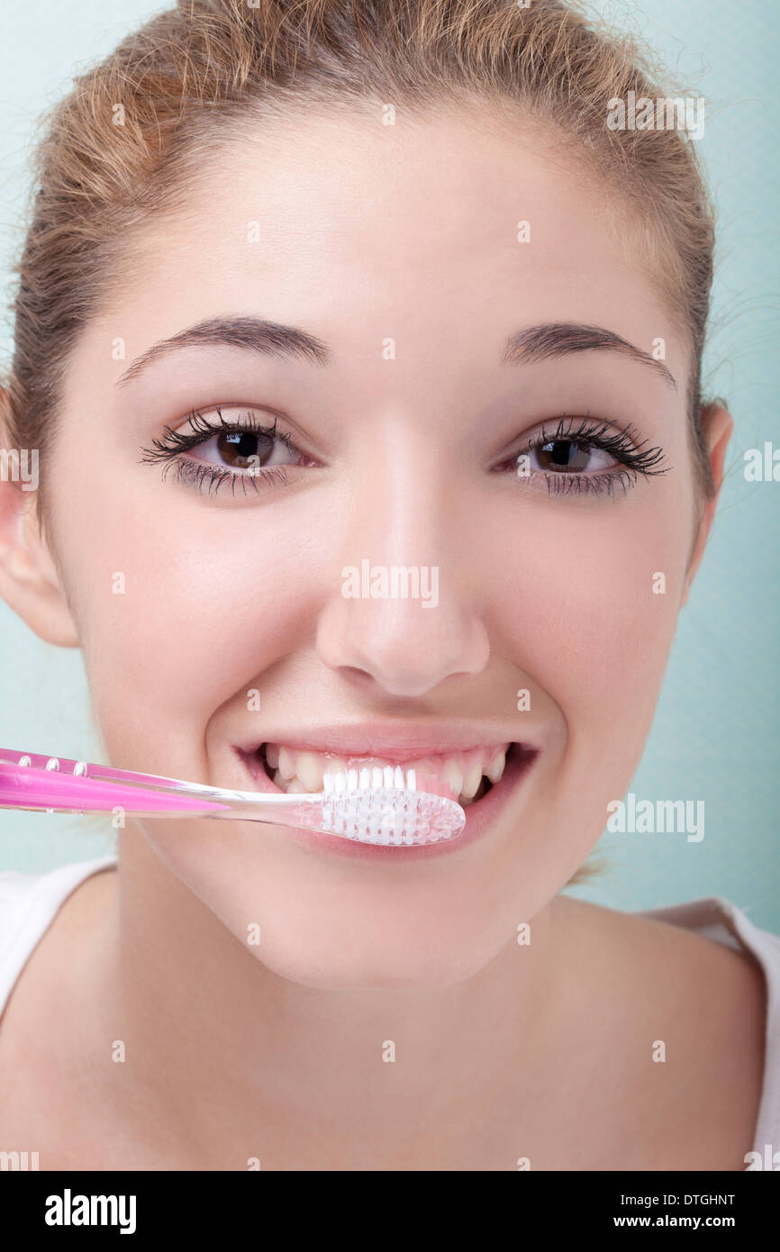 Adolescente,hygiène dentaire Banque D'Images