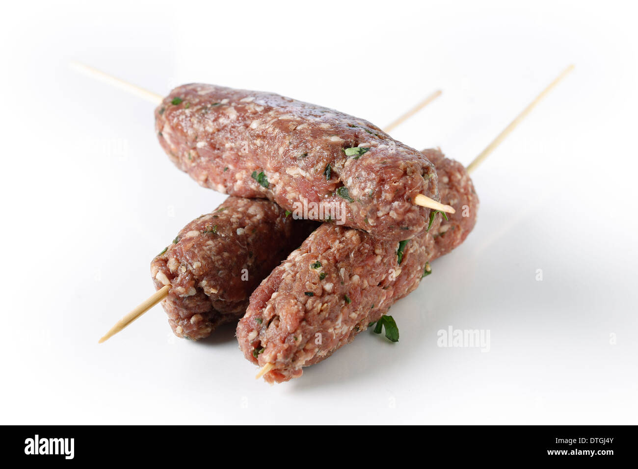 Brochettes d'agneau kofta over a white background Banque D'Images