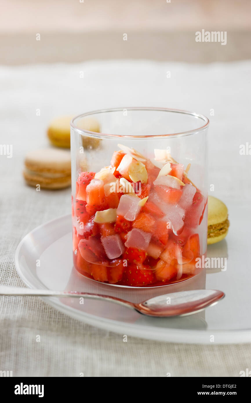 Salade de fruits aux fraises sirop d'orgeat Banque D'Images