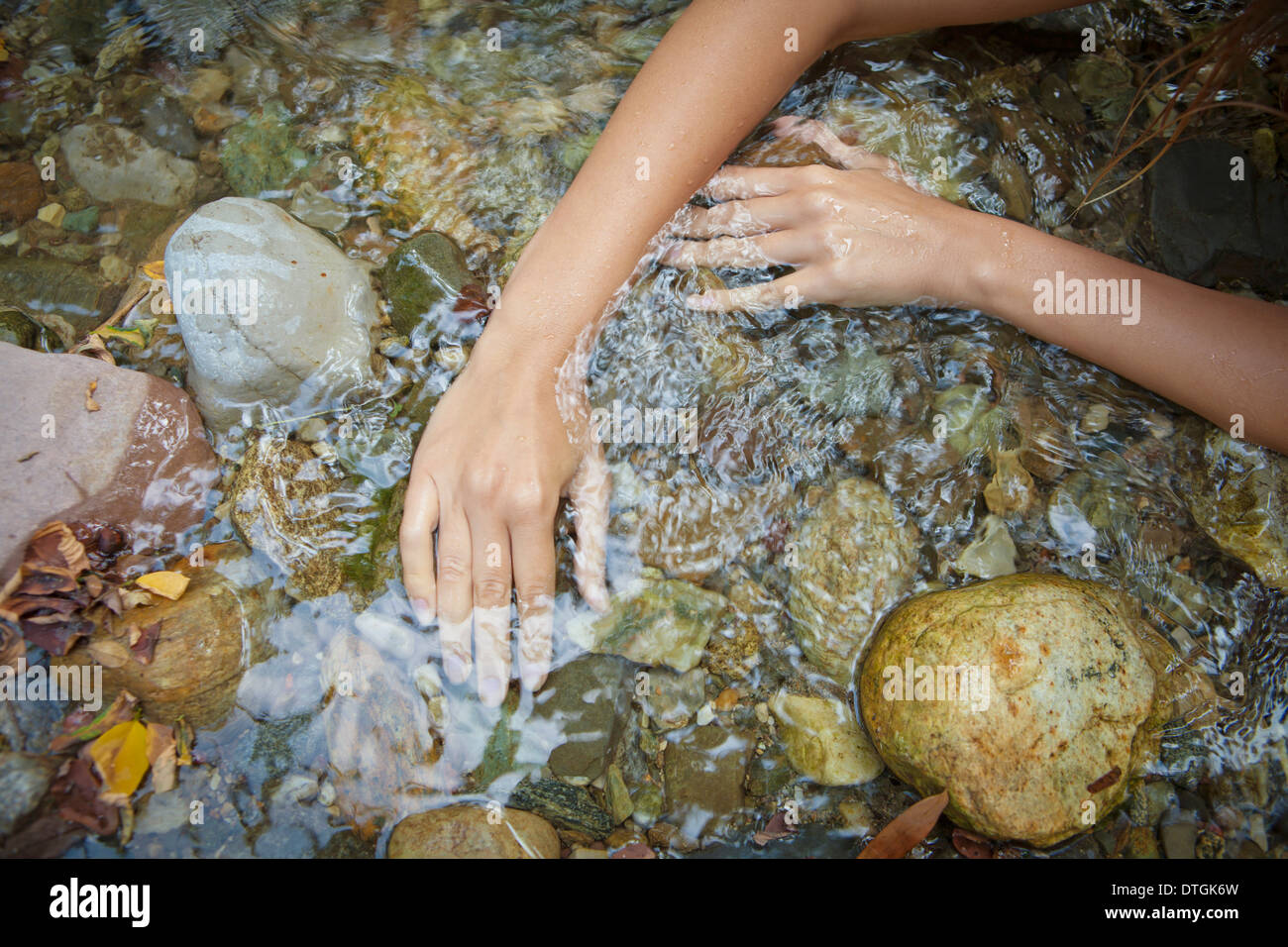 Woman's hands in a stream Banque D'Images