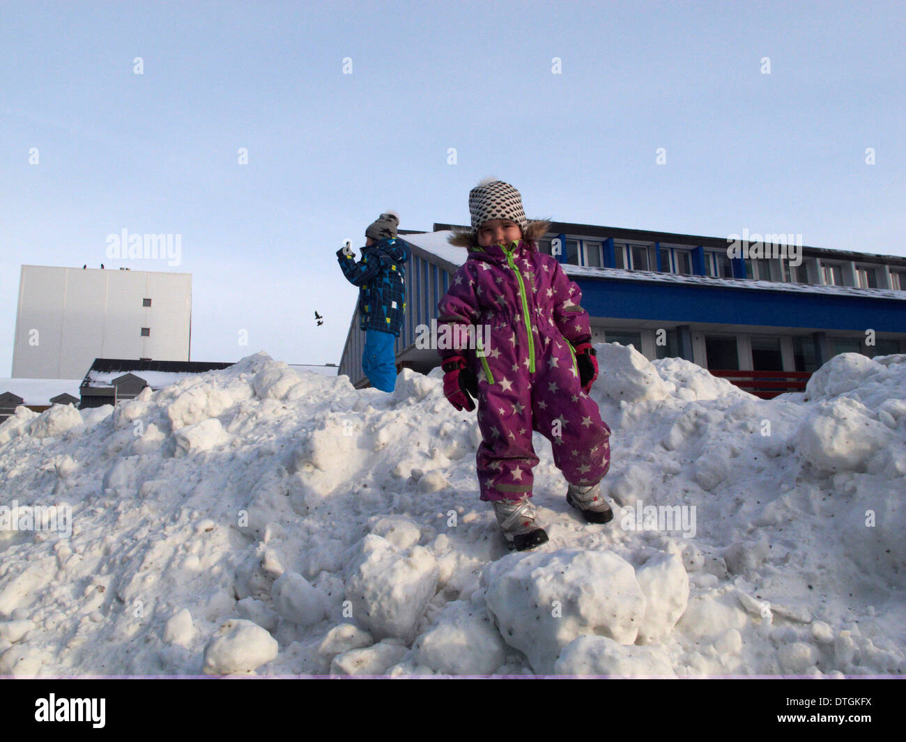 Une fille sur une montagne de neige. Nuuk Groenland Banque D'Images