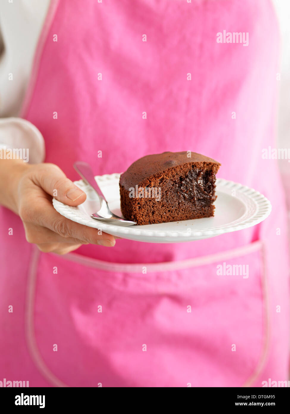 Personne Tenant Une Assiette D Une Partie De Fondant Au Chocolat Banque D Images Photo Stock 66750017 Alamy