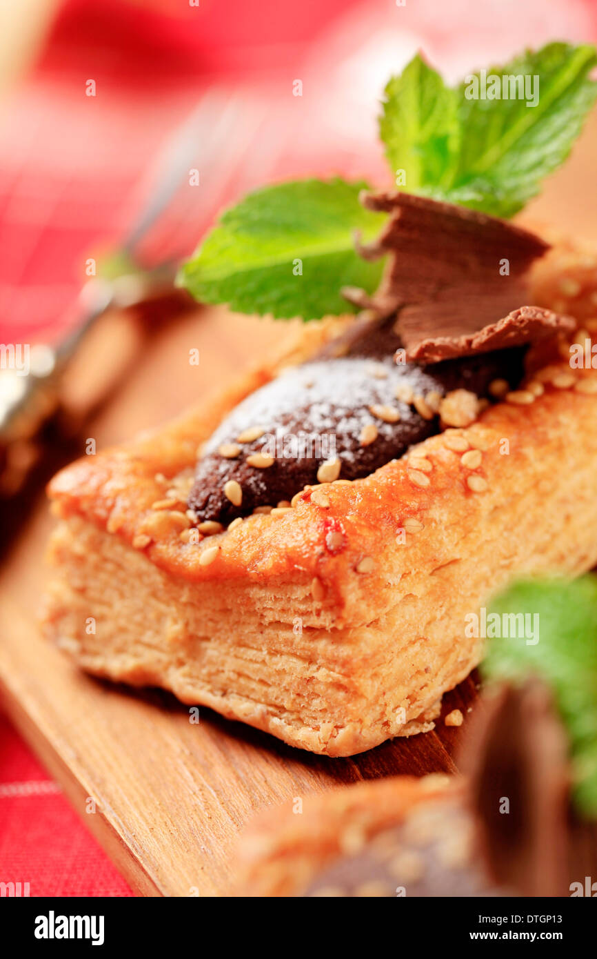 Chocolat noir fourré le vol-au-vent saupoudrée de graines de sésame Banque D'Images