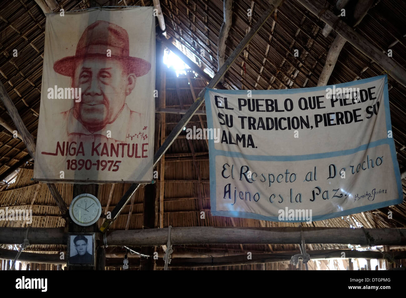 La figure de leader 1925 Révolution Kuna ou Nele Kantule Niga dans Sugtupu Carti island village administré par Guna autochtones connue sous le nom de la "Comarca Kuna" (région) de la Guna Yala située dans l'archipel de San Blas Blas dans le nord-est du Panama vers la mer des Caraïbes. Banque D'Images