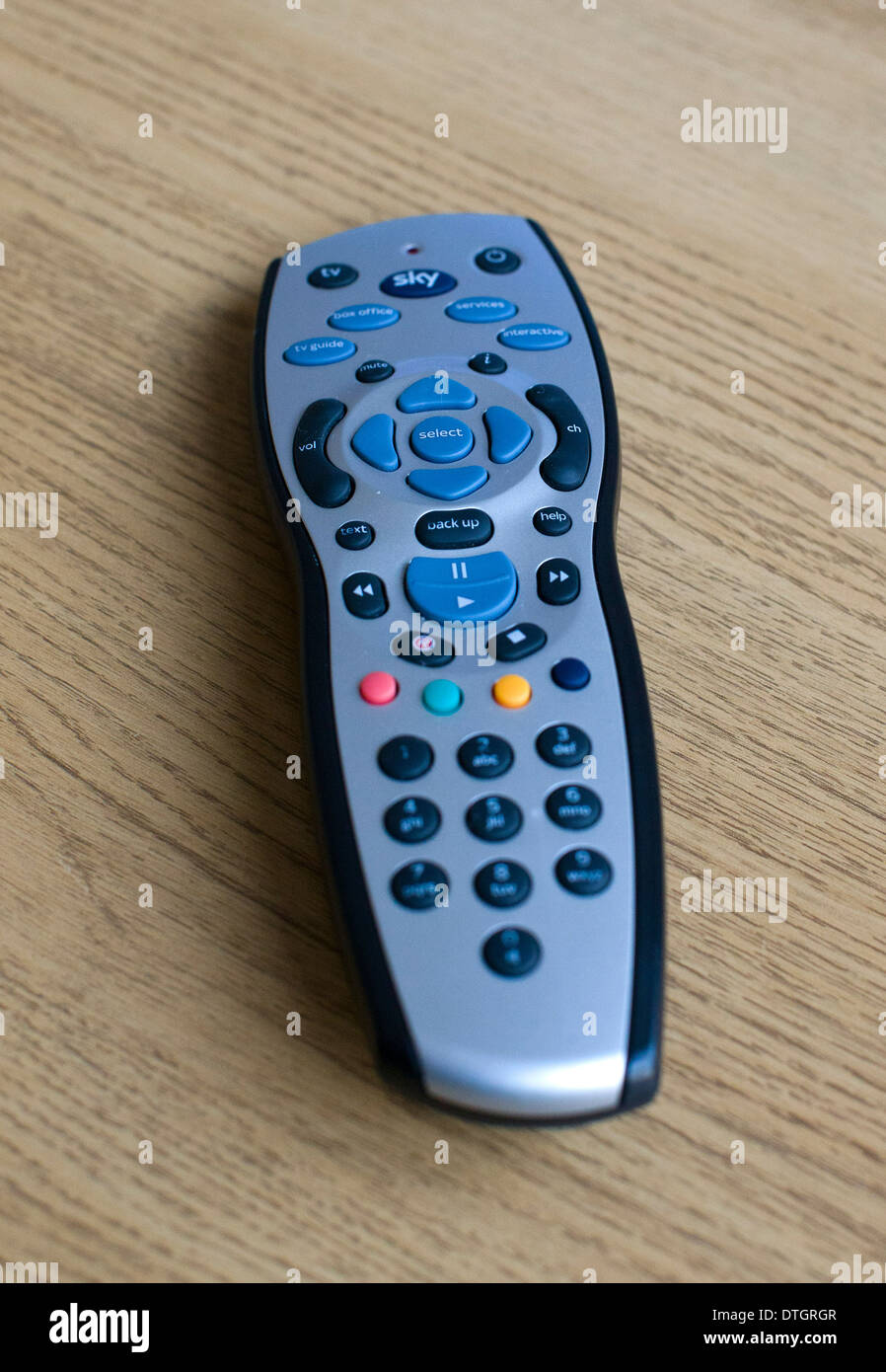 Un Sky television remote control est représenté sur un tableau à la maison. Banque D'Images