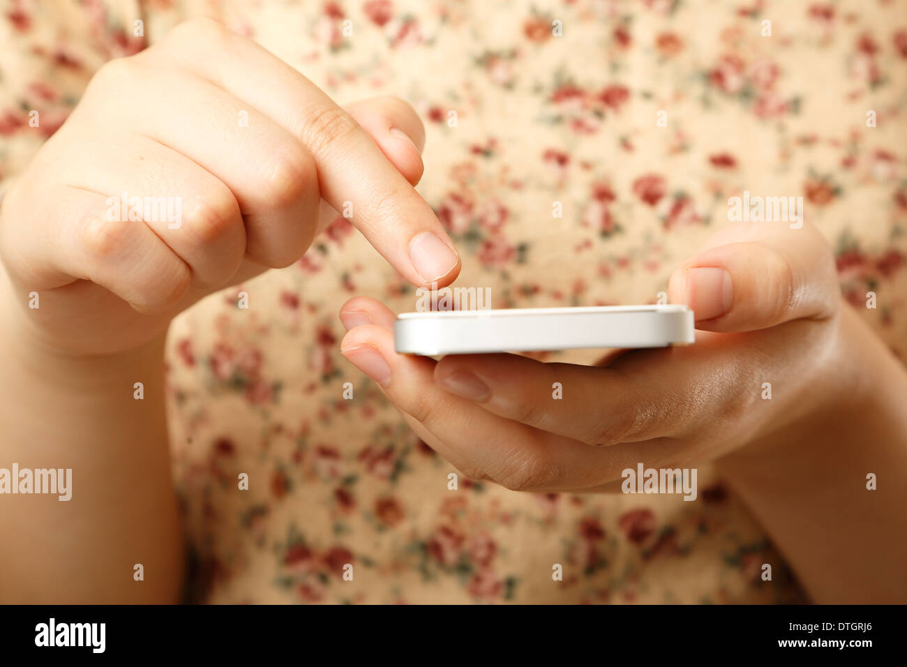 Vue rapprochée d'une femme asiatique en utilisant un smartphone Banque D'Images