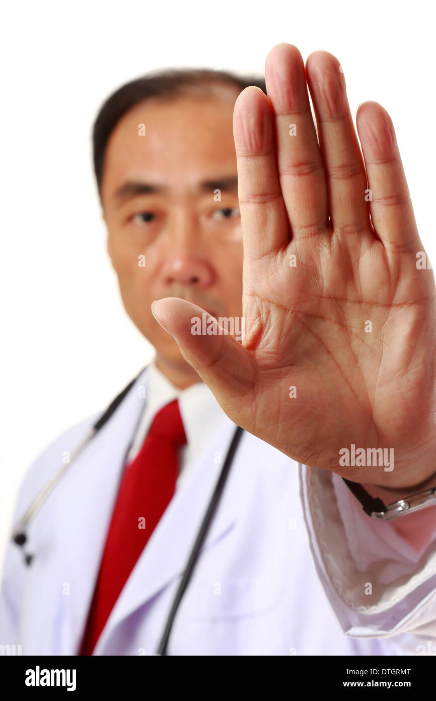 Médecin asiatique de sexe masculin avec un geste de la main du NO sur fond blanc Banque D'Images