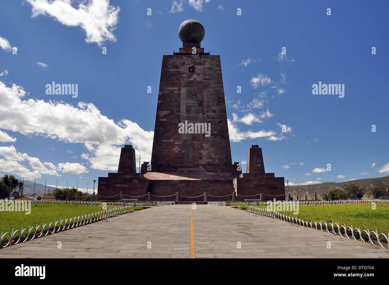 Ciudad Mitad del mundo, ville du milieu du monde, monument avec un globe et un marquage peint l'ÉQUATEUR, Quito, Équateur Banque D'Images