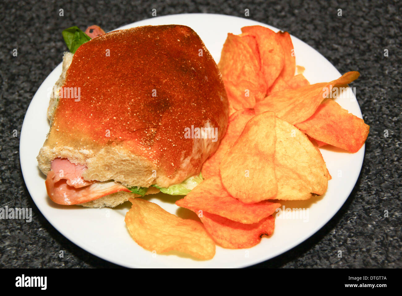Rouleau de jambon avec des chips on plate Banque D'Images