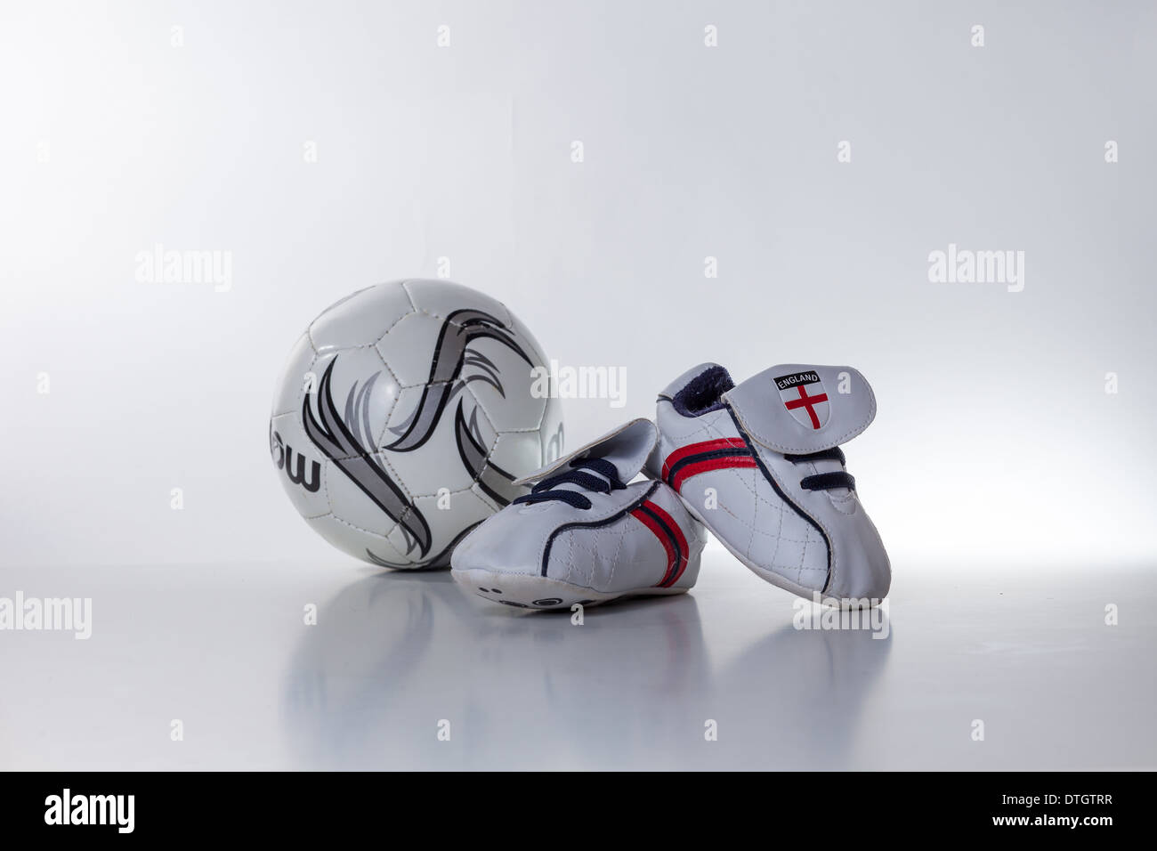 Le soccer, le football, les petites chaussures de football, ballon Banque D'Images