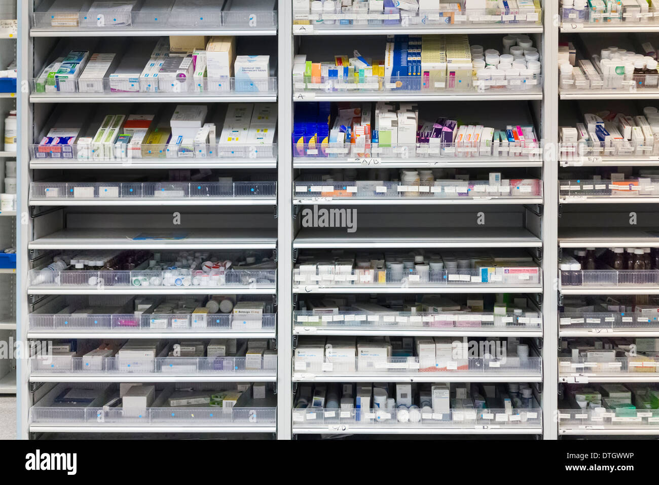 Médicaments sur des étagères à un UK pharmacy Banque D'Images