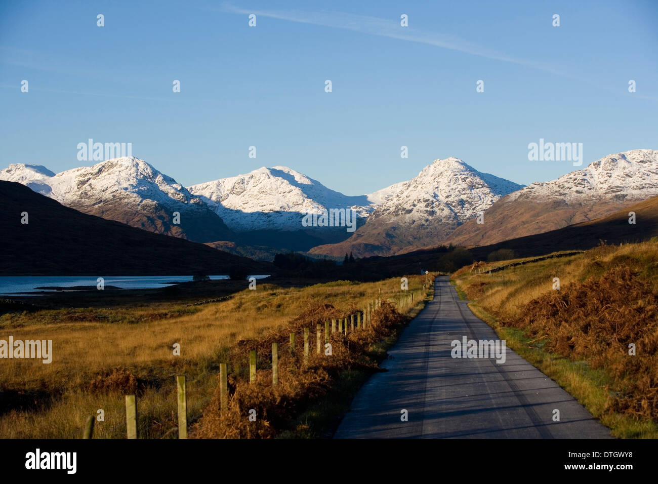 Loch Arklet avec Narnain Beinn, Beinn Emi ,et Ben Vane en arrière-plan. Banque D'Images