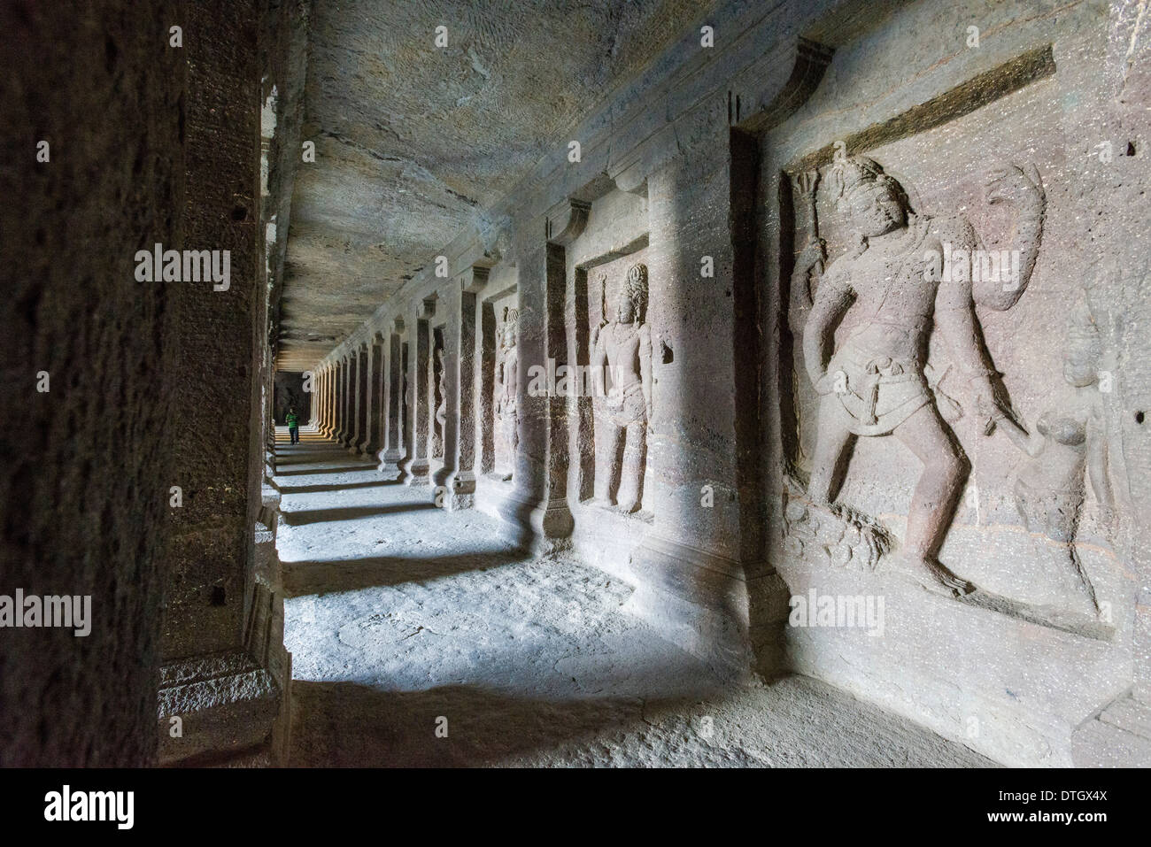 Reliefs de pierre dans la grotte 16, le Kailashanatha grotte, les grottes d'Ellora, UNESCO World Heritage Site, Ellora, Maharashtra, Inde Banque D'Images