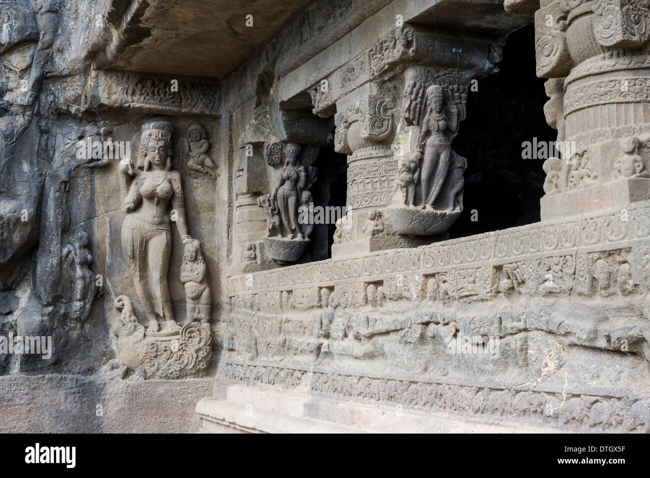 Reliefs de pierre dans la grotte 16, le Kailashanatha grotte, les grottes d'Ellora, UNESCO World Heritage Site, Ellora, Maharashtra, Inde Banque D'Images