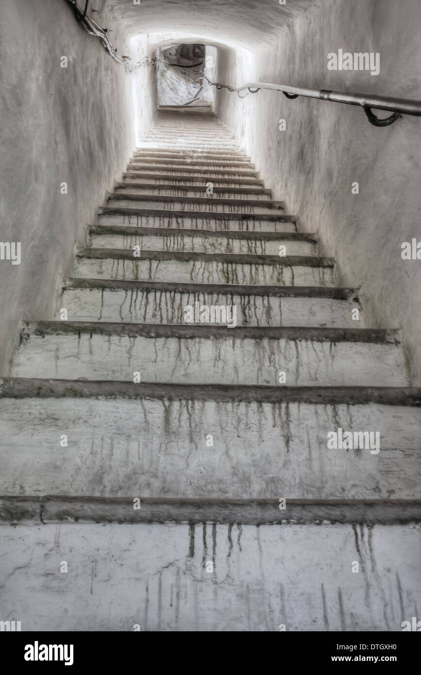 Long escalier couloir en blanc dans une tour Banque D'Images