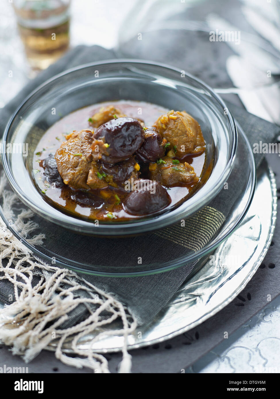 Agneau et pruneaux Tajine,miel Banque D'Images