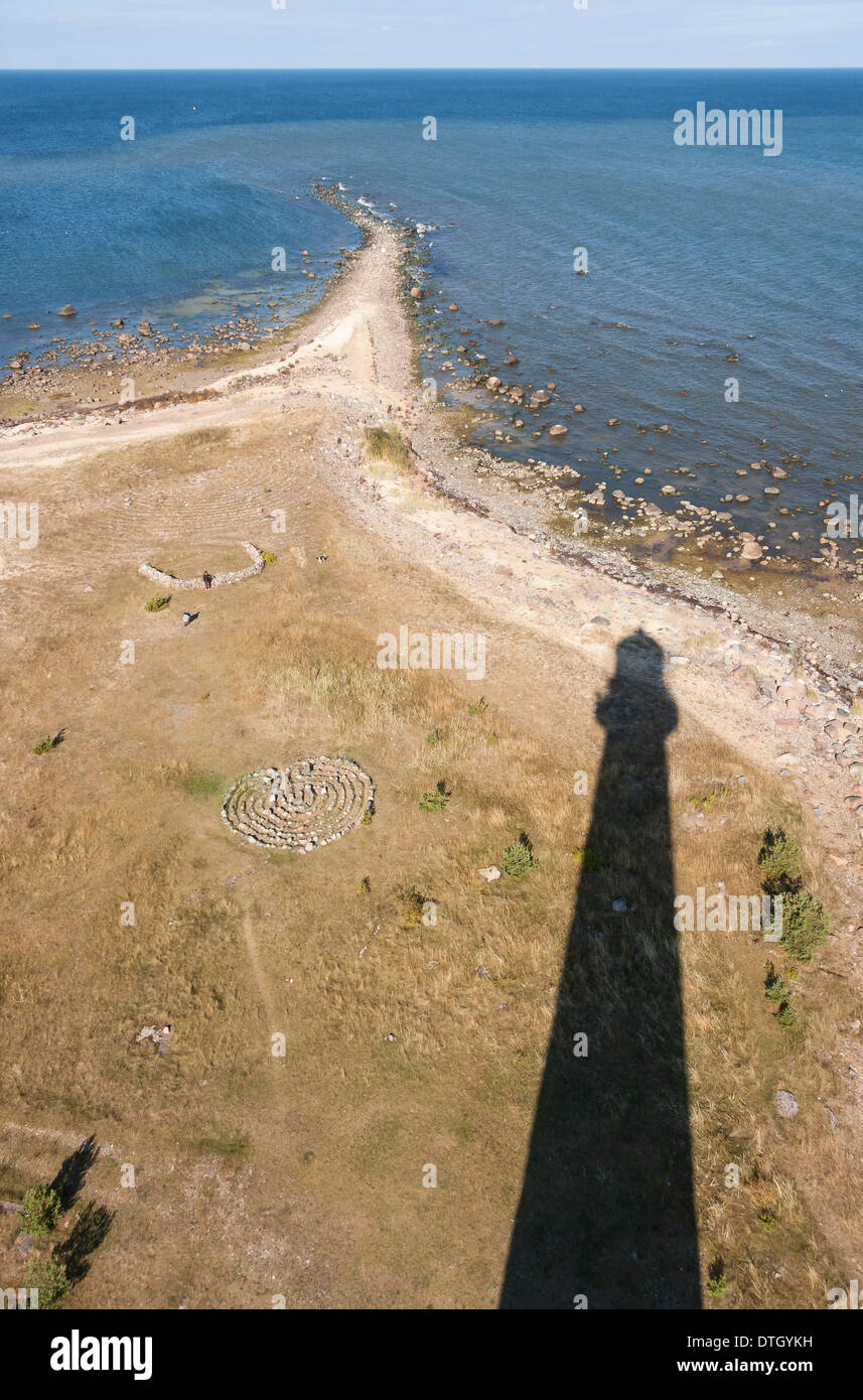 Vue du haut d'un phare à Tallinn, Estonie. Labyrinthe en pierres sur le sol et de la mer sur l'arrière-plan. Banque D'Images