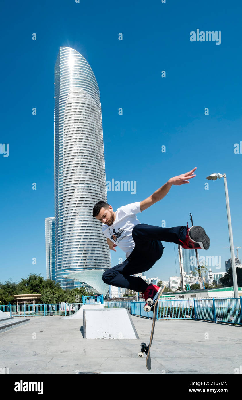 Man skateboarding en skate-park sur la Corniche d'Abu Dhabi Emirats Arabes  Unis Photo Stock - Alamy