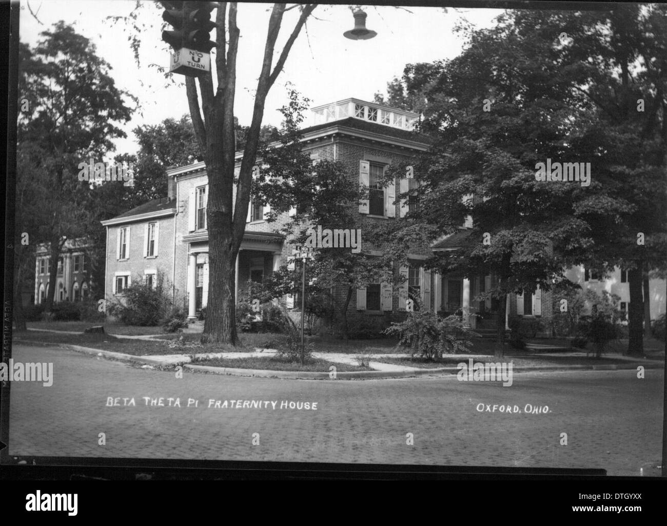 Cette image capture la maison de la fraternité Beta Theta Pi à l'Université de Miami vers 1950. La photographie offre un aperçu de la vie et de l'architecture de la fraternité au milieu du XXe siècle à l'université d'Oxford, Ohio. Il fait partie des collections historiques des bibliothèques de l'Université de Miami. Banque D'Images