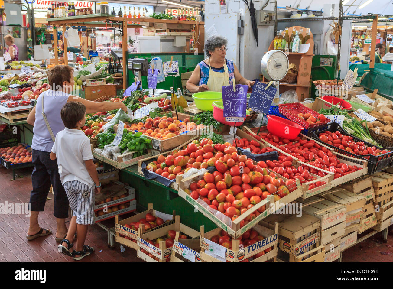 Échoppe de marché avec des fruits et légumes dans la halle de Sanremo,  ligurie, italie Photo Stock - Alamy