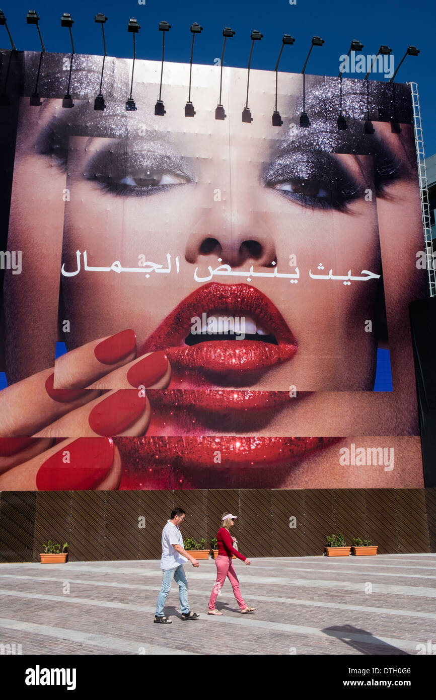 De grands panneaux publicitaires des magasins Sephora à Dubaï Mall à Dubaï Émirats Arabes Unis Banque D'Images