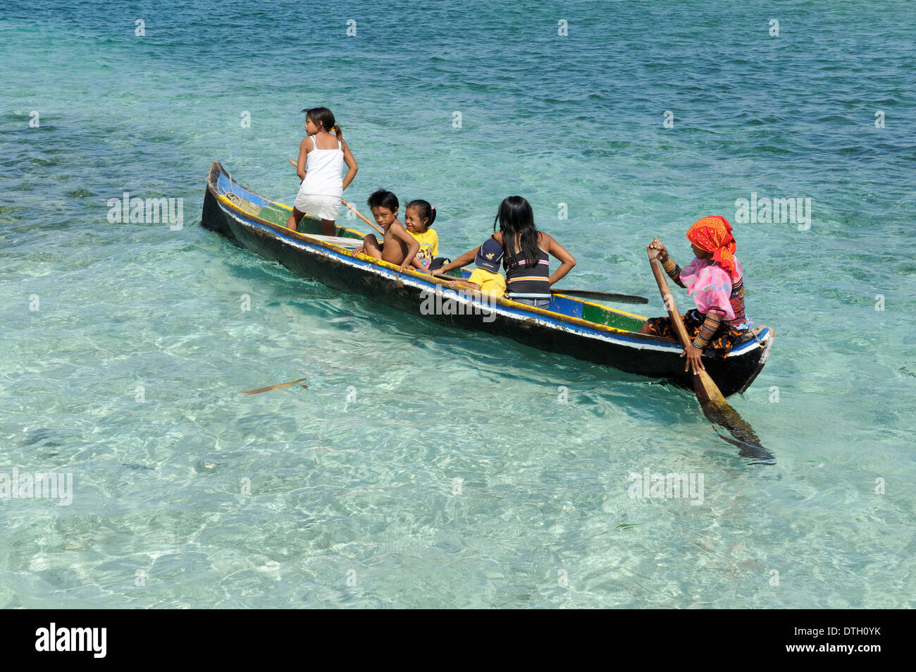 Indiens Kunas dans une pirogue, Nalunega, îles San Blas, Caraïbes, Panama Banque D'Images