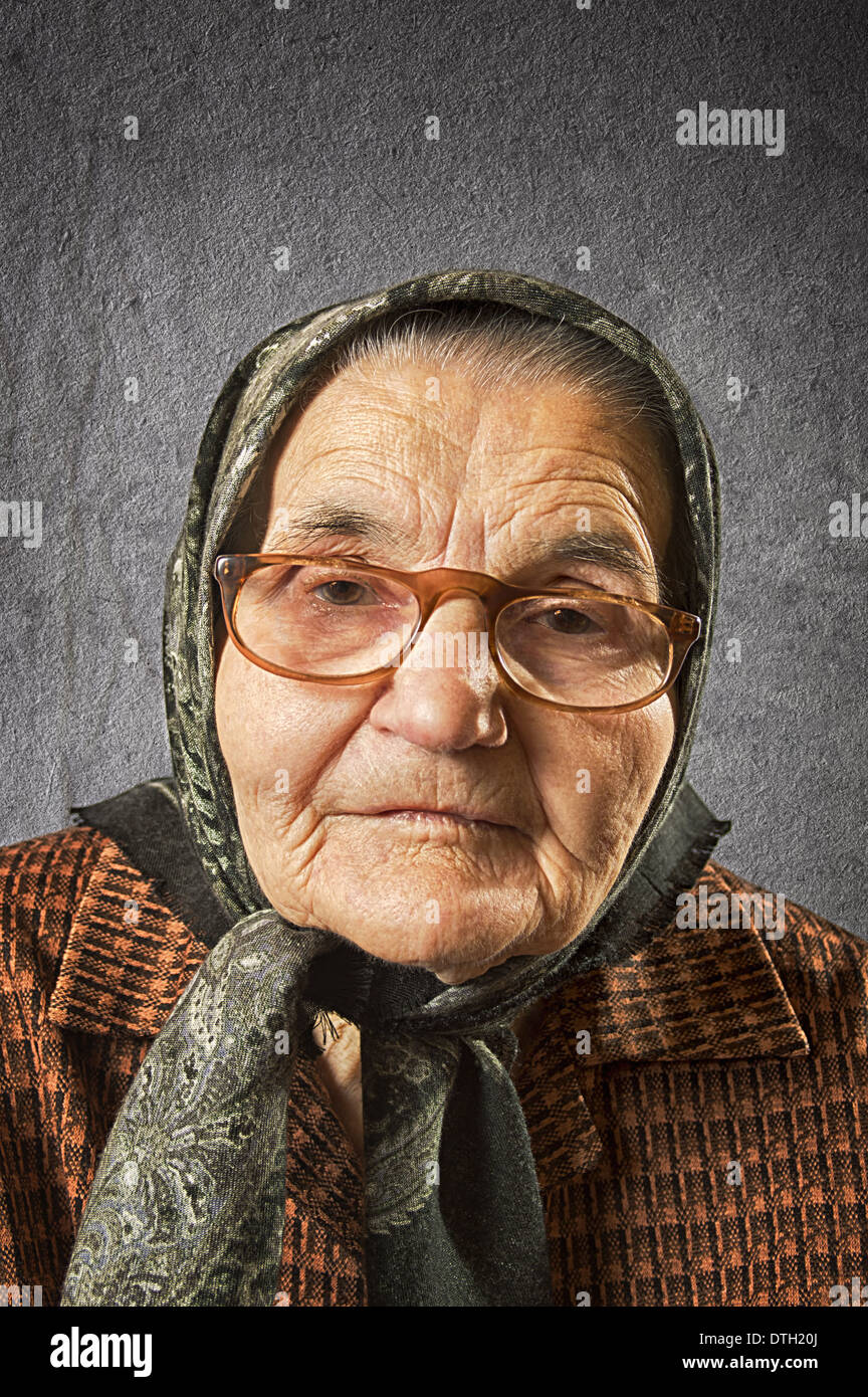 Portrait d'une vieille femme sur un arrière-plan vintage, rêver le passé. Soft focus. Banque D'Images
