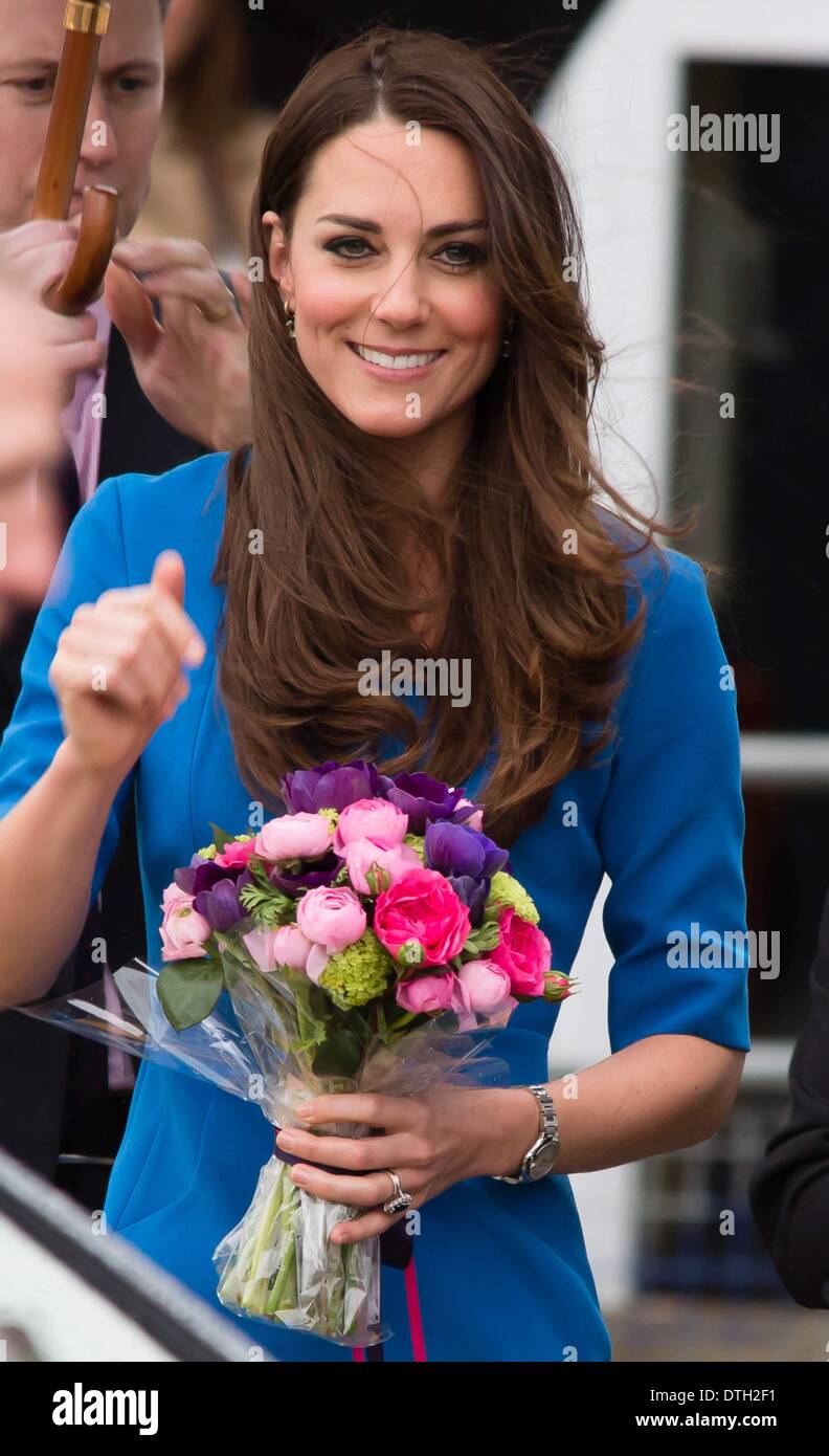 14 février 2014 - Ealing, Royaume-Uni - La duchesse de Cambridge, Kate Middleton, ouvre la salle d'art de l'ICAP à Northolt High School d'Ealing. Salle d'art est un organisme de bienfaisance qui fournit l'art comme thérapie pour enfants à Oxford et Londres de Son Altesse Royale qui est le patron. (Crédit Image : © Lusabia NurPhoto/Pete/ZUMAPRESS.com) Banque D'Images