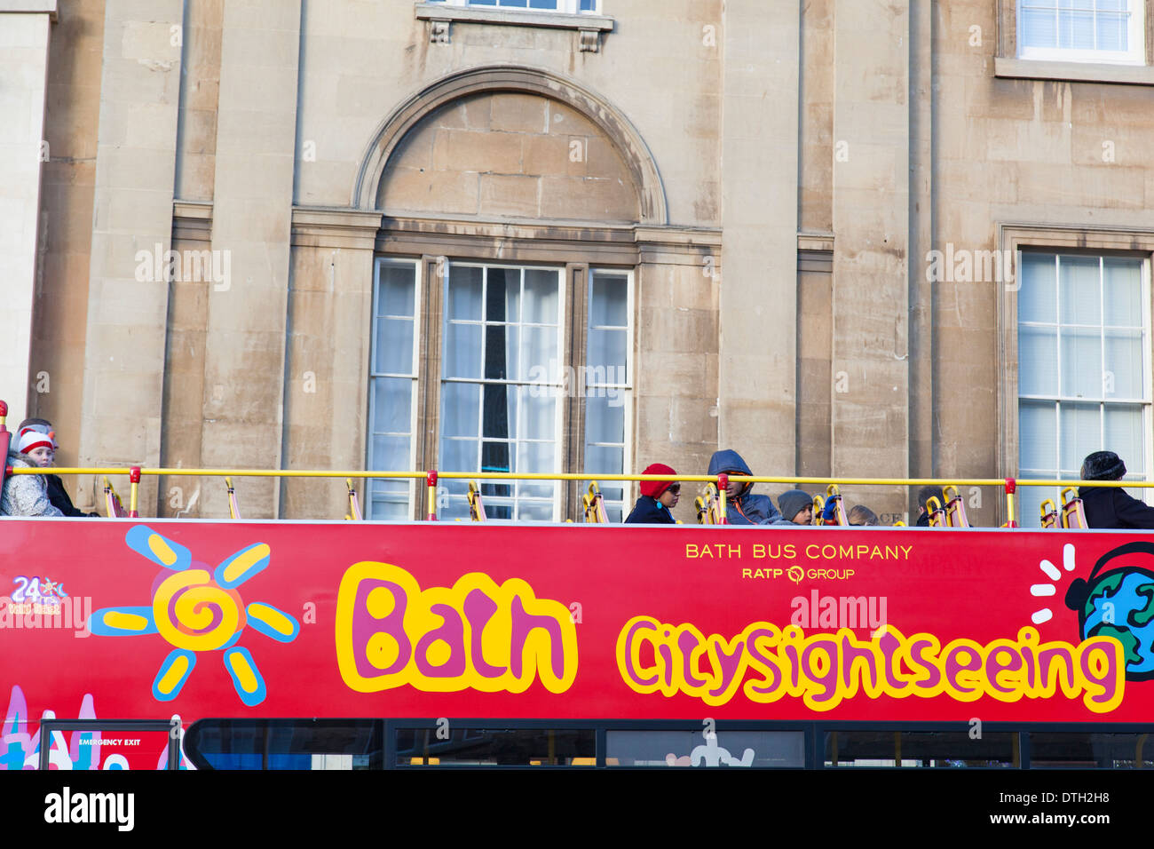 Les touristes d'une ride en tête double decker bus de tournée autour de la 'Cirque' à Bath, en Angleterre. Banque D'Images